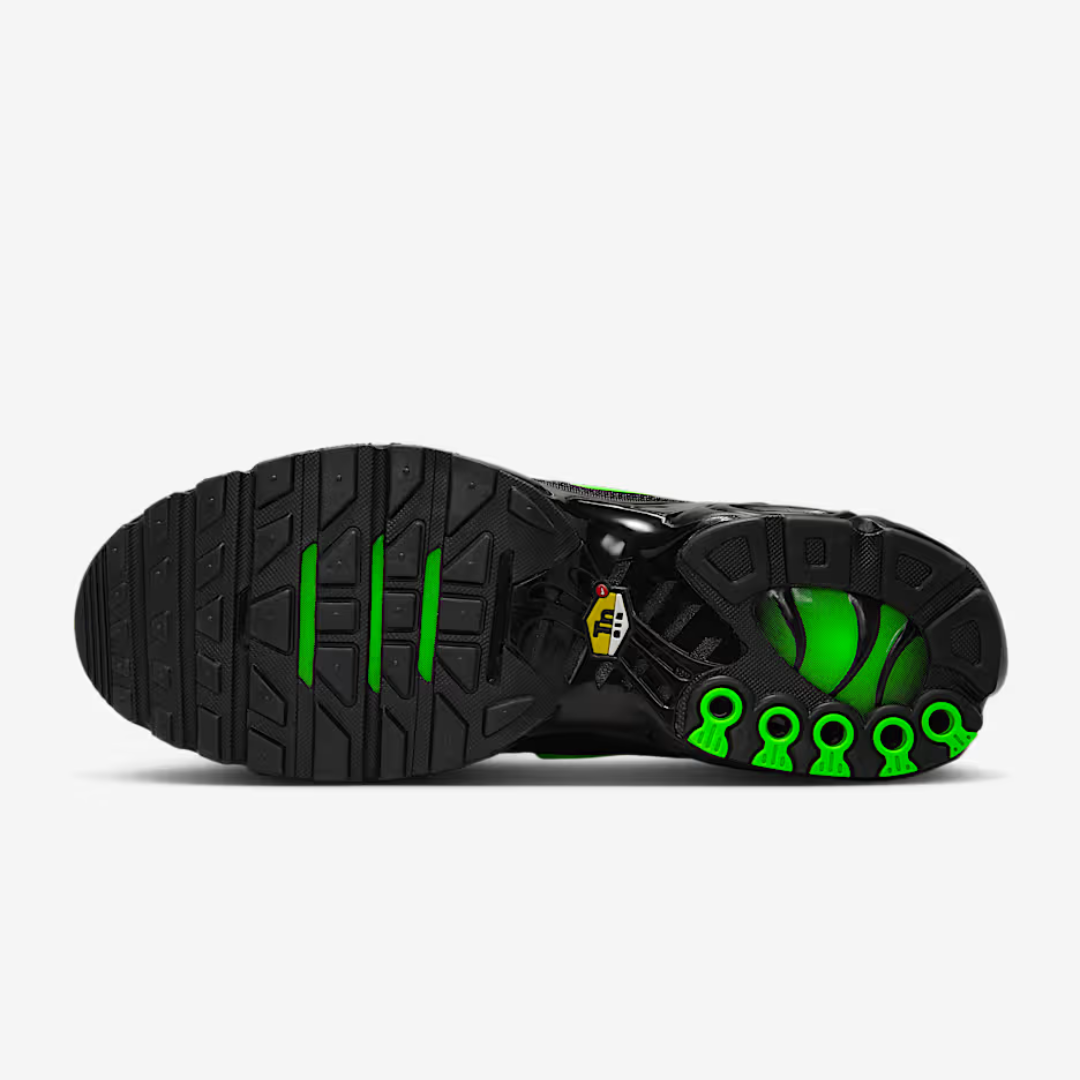 NK AIR MAX PLUS TN BLACK GREEN STRIKE